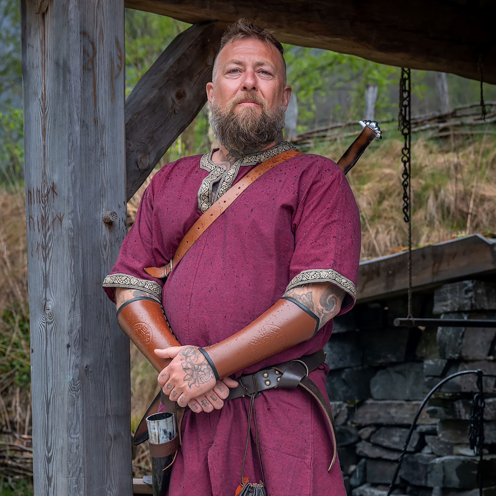 Tunique médiévale à manches courtes avec bordure rouge - XL - Rouge - Leonardo Carbone