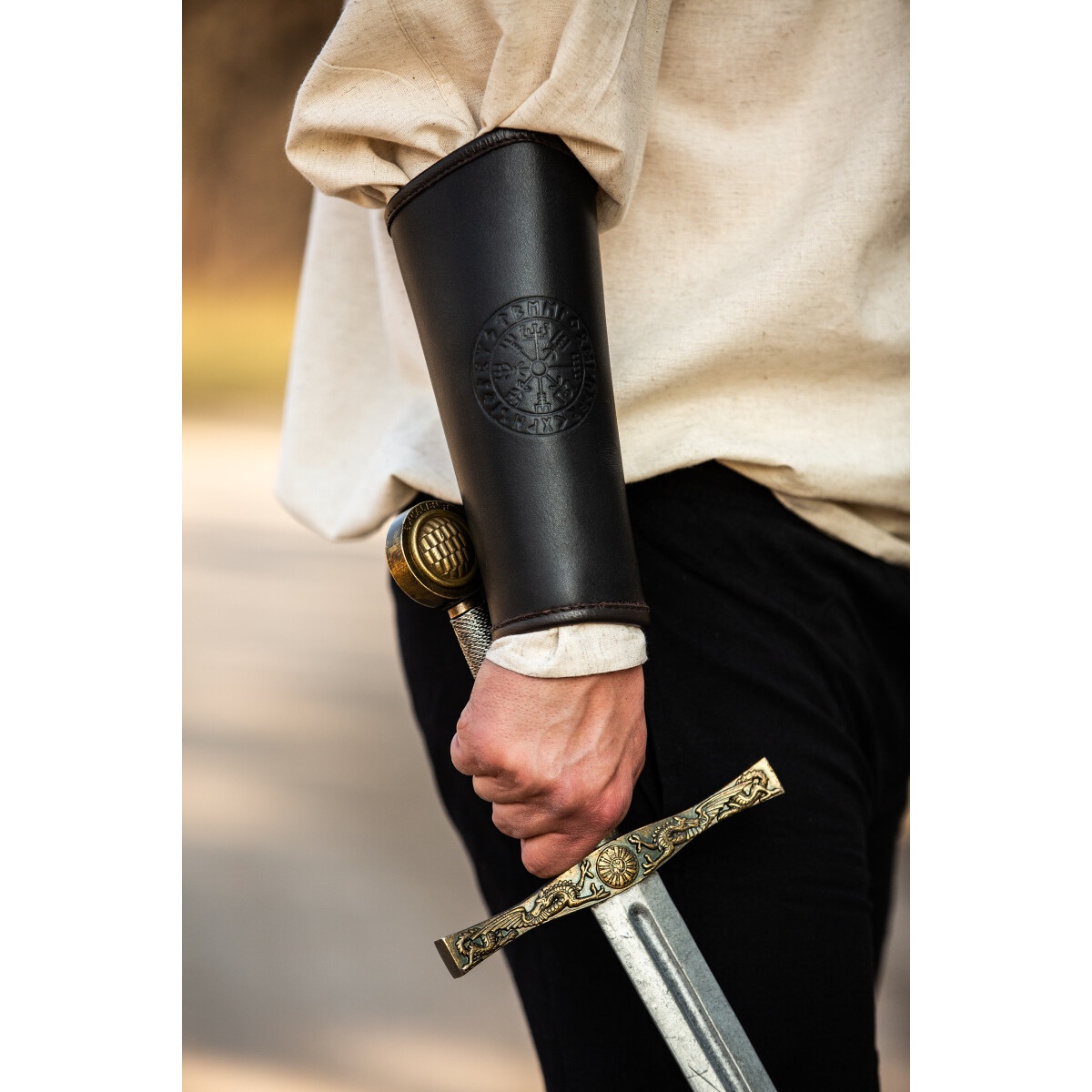 Mittelalter Lederarmschiene Ottar mit Vegvisir-Prägung schwarz - Leonardo Carbone