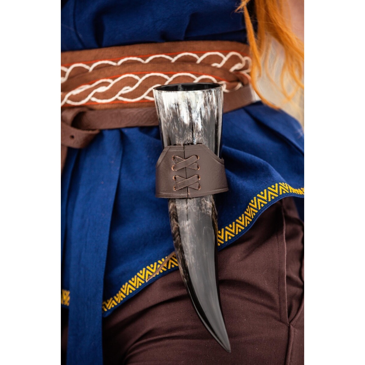 Soporte medieval de cuero para cuerno de bebida Hume marrón oscuro - Leonardo Carbone