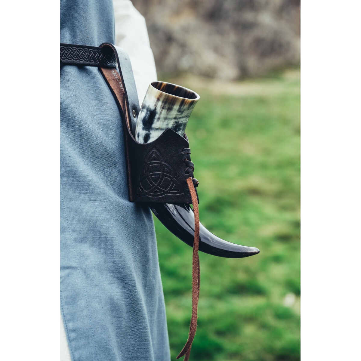 Support médiéval en cuir pour corne à boire avec nœuds celtiques - Marron - Leonardo Carbone